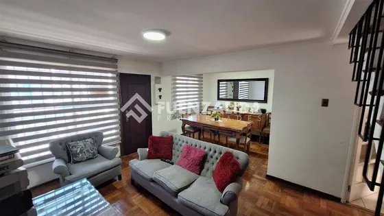 Casa En Venta De 4 Dorm. En Santiago
