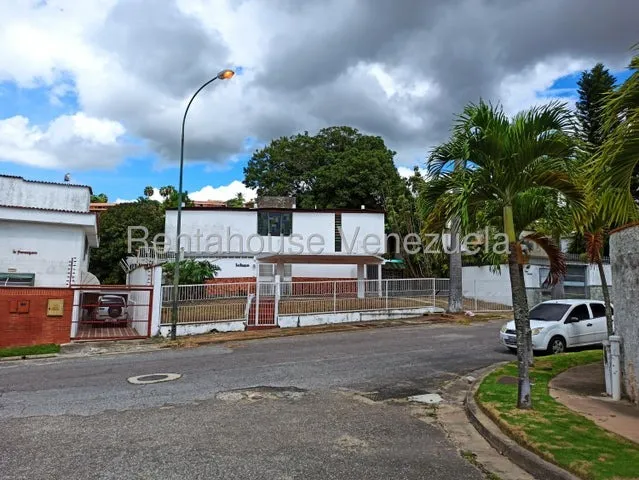 Amplia Casa Ubicada En Calle Cerrada Con Vigilancia Para Remodelar  El Cafetal Nb 5-19269