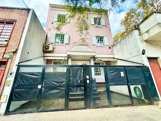 ¡gran Tríplex Con Cochera En Pleno Villa Urquiza!