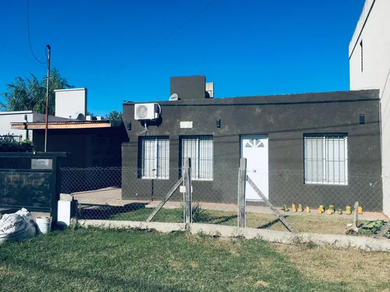 Casa Con Jardín Y Piscina En Ts3