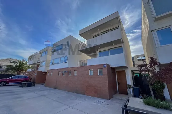 Townhouse 3d + Serv En Sector Sebastián Elcano