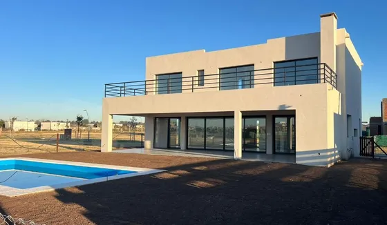 Casa  Puertos Del Lago - Riberas - Venta - 2 Plantas - Lote Interno