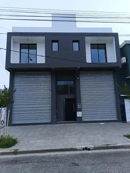 Alquiler Local A Estrenar En Berisso Av Montevideo Y 26