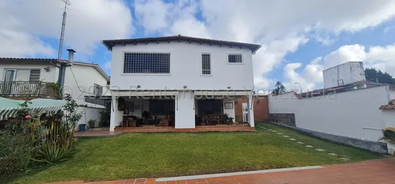 Tg Casa En Venta En Lomas De La Trinidad, En Calle Cerrada Con Terraza Y Hermosa Vista 25-15220 Ys 