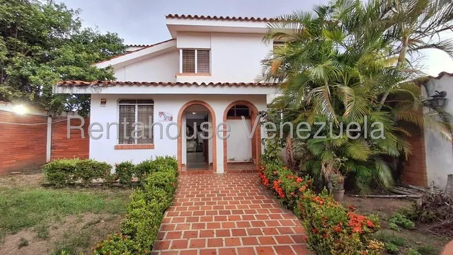 Casa Exclusiva En Venta Urb El Parral Excelente Ubicacion Este De Barquisimeto Lara ( Patio, Casa Con Potencial ) Rja
