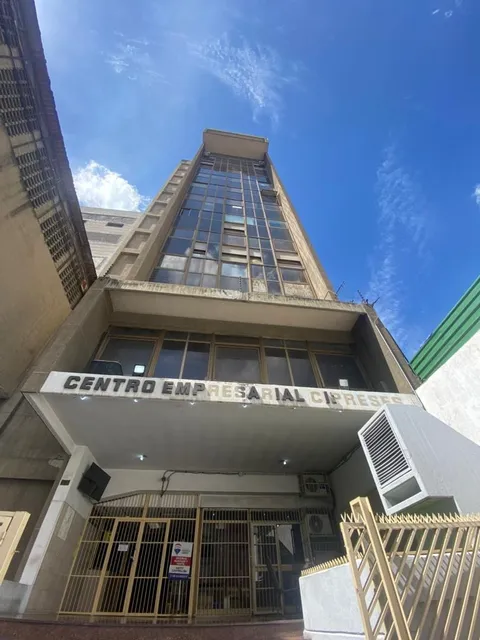 En El Centro De Caracas En El 1er Piso Del Centro Empresarial Cipreses Se Alquila Una Comoda Oficina De 72,97 Mts Que Puede Ser Usada Para Cualquier Proyecto.