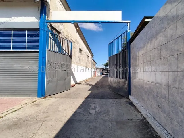 Raiza Suarez Alquila Excelente Galpón Zona Comercial De Barquisimeto,- 2  4  2  2  6   1   6-,   Estacionamientos, Zona  Altamente Traficada, Y De Fácil Acceso, Ideal Para El Desarrollo De Tu Proyecto