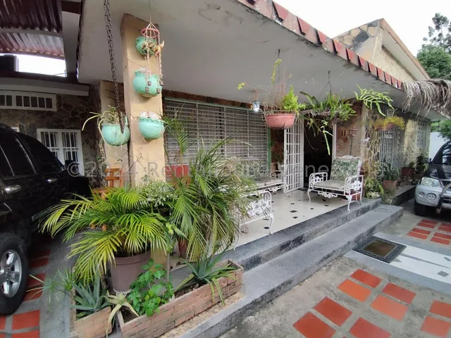 Estupenda Casa En Venta En El El Limón Maracay Con 430 Metros De Terreno Tanque Subterráneo Patio Jardín Excelente Ubicación Nela 24-26501