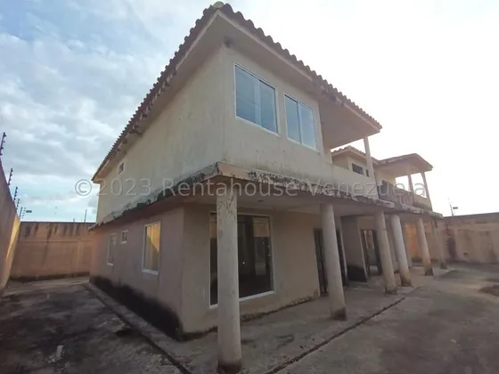 Hermosa Parcela De Terreno De 208,40 M2 Con Casa Estilo Duplex Construida Sobre Ella De Aproximadamente 165 M2, Su Distribucion Es Concepto Abierto En Obra Limpia Con Pisos En Porcelanato