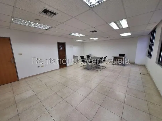 Erika Armeya Alquila Oficina En El Centro Empresarial Plaza Madrid De Barquisimeto. Flex: 25-18447