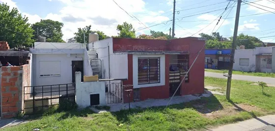 Casa En Venta - 2 Dormitorios 1 Baño - 100mts2 - Berazategui
