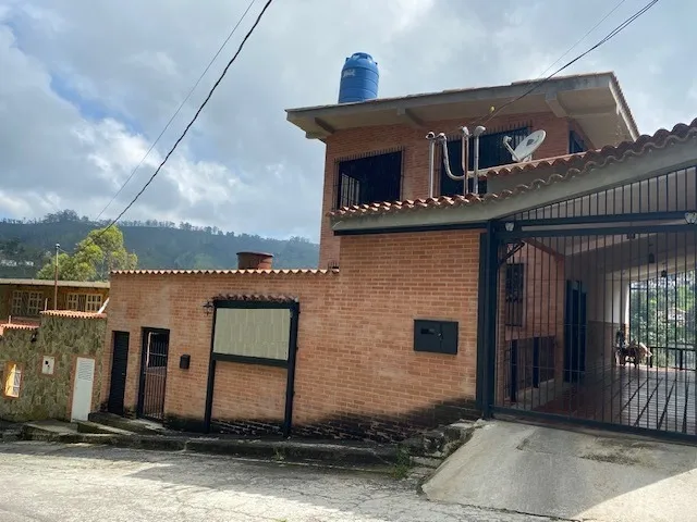 Vedo Casa En Urbanización Colinas De Carrizal