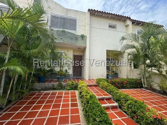 César Bullones Alquila Elegante Casa En Urb. La Mora, Lara    25-22701