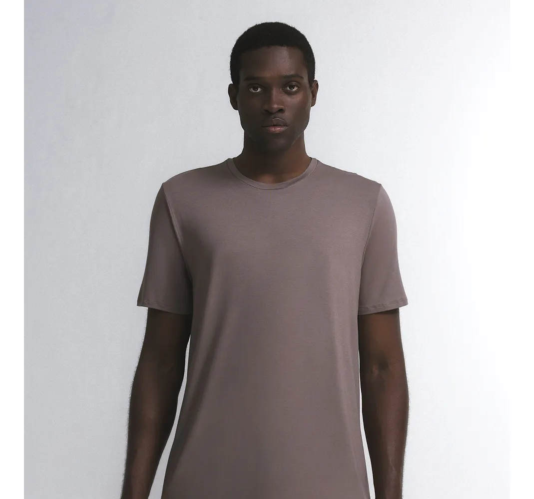 Camiseta preta com detalhes em azul