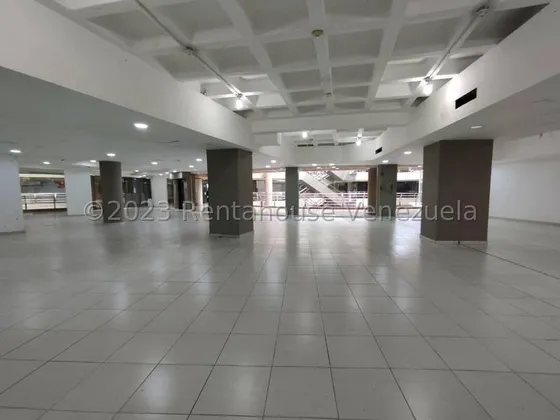 Excelente Local Comercial De Gran Amplitud Ideal Para Ventas De Muebles, Supermercado, Tienda Por Departamento Entre Otros. Posee Área De Oficina, Dos Baños, Área De Caja.