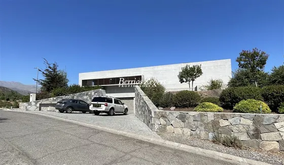 Casa En Venta De 5 Dorm. En Lo Barnechea Valle Escondido