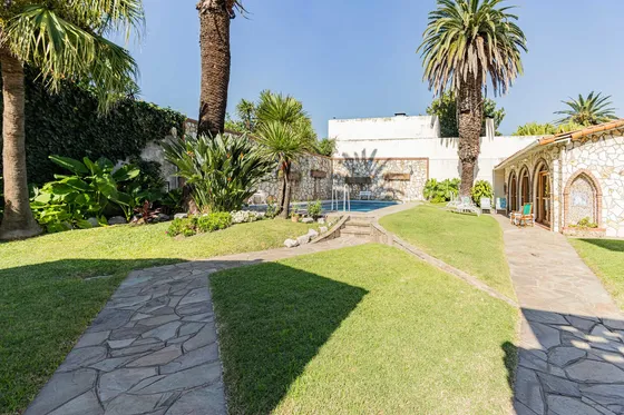 Casa En Lo Mejor De  Banfield Sobre Espectacular Lote Triple Frente