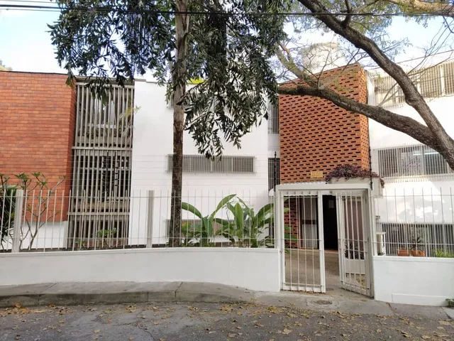 Anexo/ Los Palos Grandes Parte Alta/ 300 M²/ 4 + 1 H/ 3 + 1 B/ 2 P.e