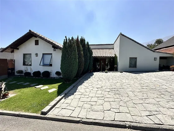 Casa En Venta De 5 Dorm. Piscina Y Quincho En Condominio