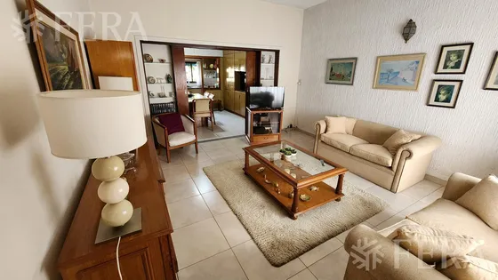 Venta Casa De 4 Ambientes Con Cochera Y Jardin En Ezpeleta