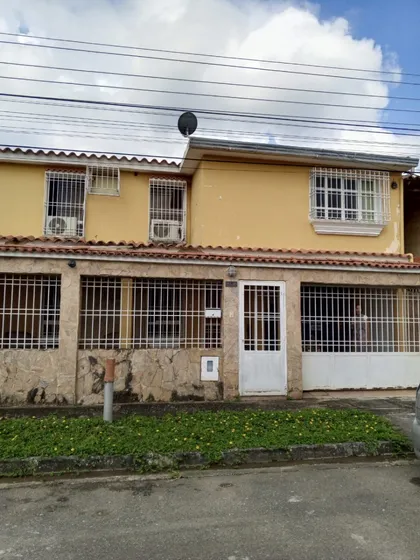 En Venta Casa En Residencias El Cafetal Naguanagua G20-10