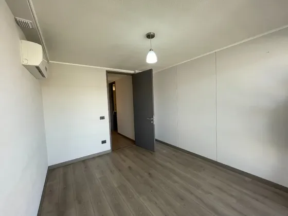 Oficina En Venta A Pasos Metro Salvador, Recepción + Privado