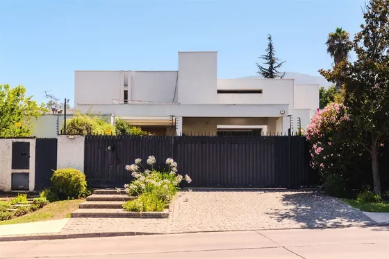 Casa En Venta De 5 Dorm. En Lo Barnechea