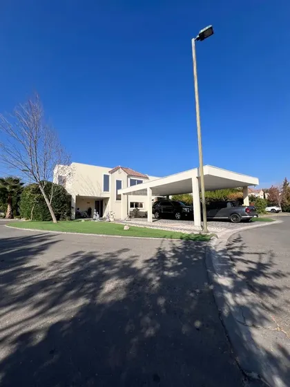 Casa En Venta De 5 Dorm. En Colina