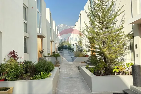 Diseño Contemporáneo Con Jardín Y Terraza.