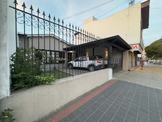 Venta De Casa En Av. Del Valle 714