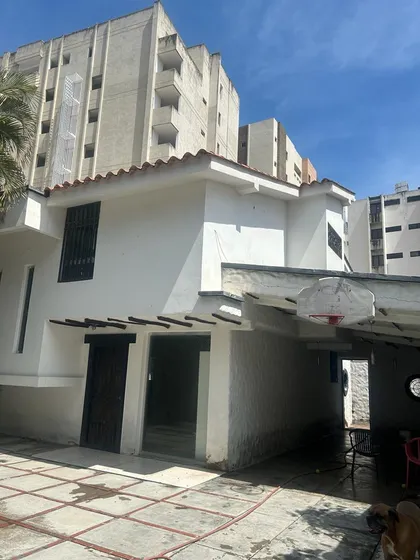 En Alquiler Casa De Uso Comercial En Urb. La Soledad, Mcy.