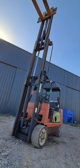 Autoelevador Clark 2250kg Torre Triple Containera Envio Pais