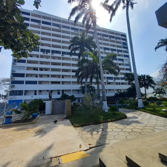Vendemos Apartamento Duplex, En El Edificio Laguna Beach, Con Playa Privada, 1/2/1 Xavijennyinmuebles