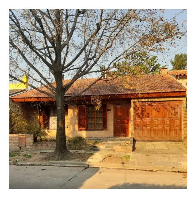 En Venta En Ciudad Jardin  Chalet De 4 Ambientes  En Una Sola Planta. Jardin Al Frente. Garaje Para Un Auto.  Tomo Depto En Menor Valor F: 8291