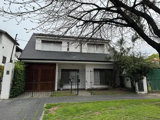 Casa En Venta - 4 Dormitorios 2 Baños - Cochera - 300mts2 - Merlo