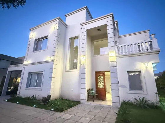 Casa En Venta - 4 Dormitorios 3 Baños - 500mts2 - Pilar