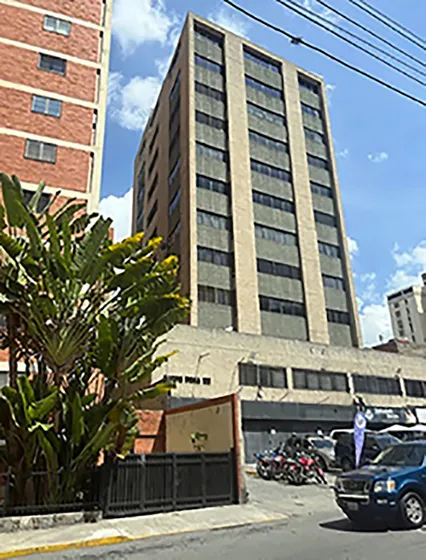 Alquilo Cómoda Oficina De 55m2: 3 Cubículos, Open Space(3), Baño, Sencillamente Amoblada En Torre Empresarial, Las Delicias, Sabana Grande. Sector Bien Servido Con Transporte Público.  620 Neg. 