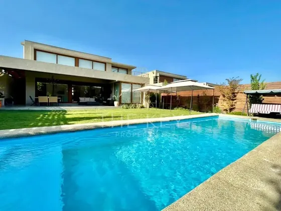Casa En Venta 4dormitorio, Piscina. Chicureo (piedra Roja)