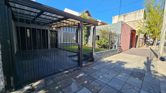 Venta Casa Saenz Peña  5 Ambientes Cochera Jardin