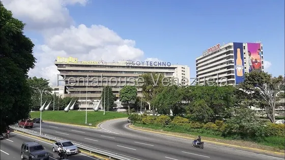 Oficina Comercial ( Semi- Amoblada / Remodelada ) Alquiler Chuao (c.c.c.t) Mls-25-17762