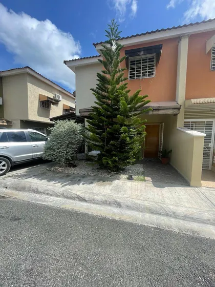  Townhouse En Colinas Del Arroyo I  Santo Domingo Norte
