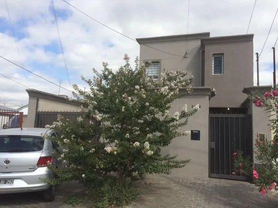 Casa En Venta - 4 Dormitorios 4 Baños - 238mts2 - Almirante Brown