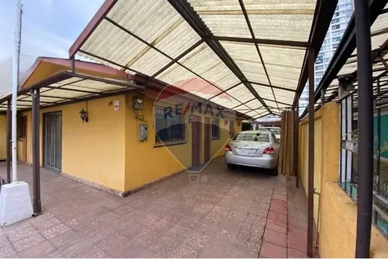 Amplia Casa En Microbarrio Con Gran Galpón!