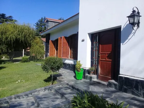 Casa De Categoría De 2 Plantas, En Un Predio De 200 M2