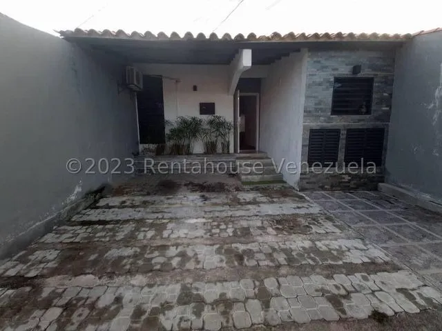 Casa En Venta Urb Petimora I En Cabudare, Codigo 2 5 1 2 0 0 6, Mildred, Casa En Urbanizacion Privada Petimora, Remodelada Y Ampliada Con Conceptos Modernos, 3 Habitaciones Y 2 Banos, Cocina Moderna