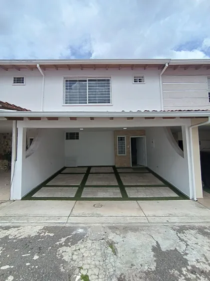 Casa En Venta La Castellana San Cristóbal Mg231