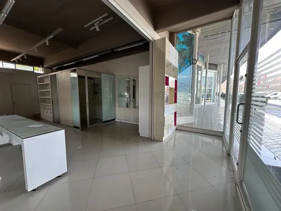 Arriendo Locales Desde 50 M2., En Plena Avda. La Dehesa