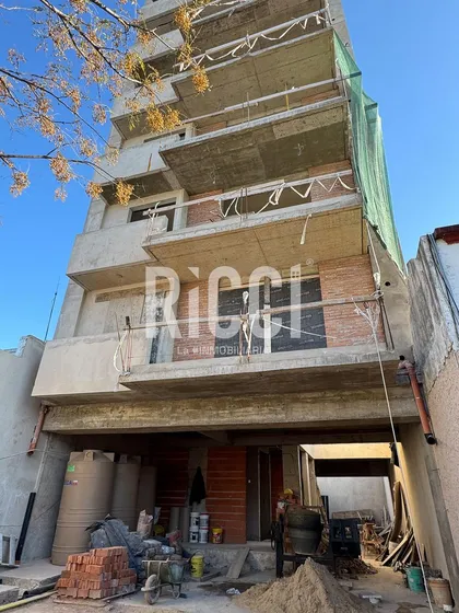 Edificio De Unidades 2 Ambientes En Quilmes. 