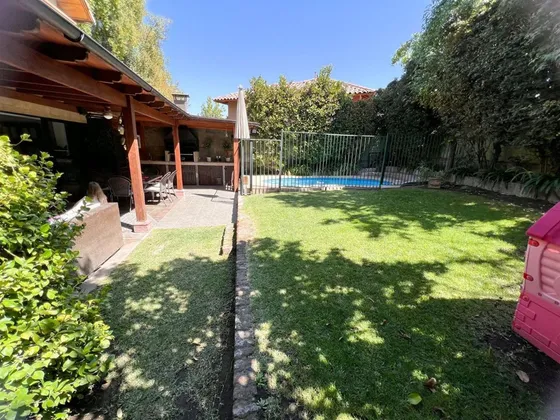 Casa En Venta De 4 Dorm.en Condominio/piscina/4 Estac.