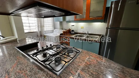 Oportunidad Para Comenzar- Cómodo Apartamento En Las Delicias De Sabana Grande ( Sin Puesto Estc) Mls #25-22670 Vanessa Sayago
